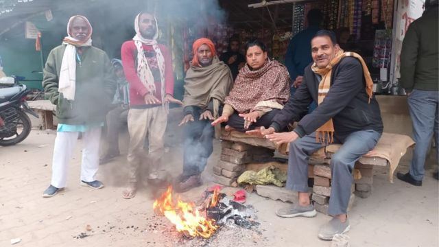Mirzapur Weather Update: घने कोहरे और तेज पछुआ हवा से बढ़ी गलन, दिनभर नहीं निकली धूप
